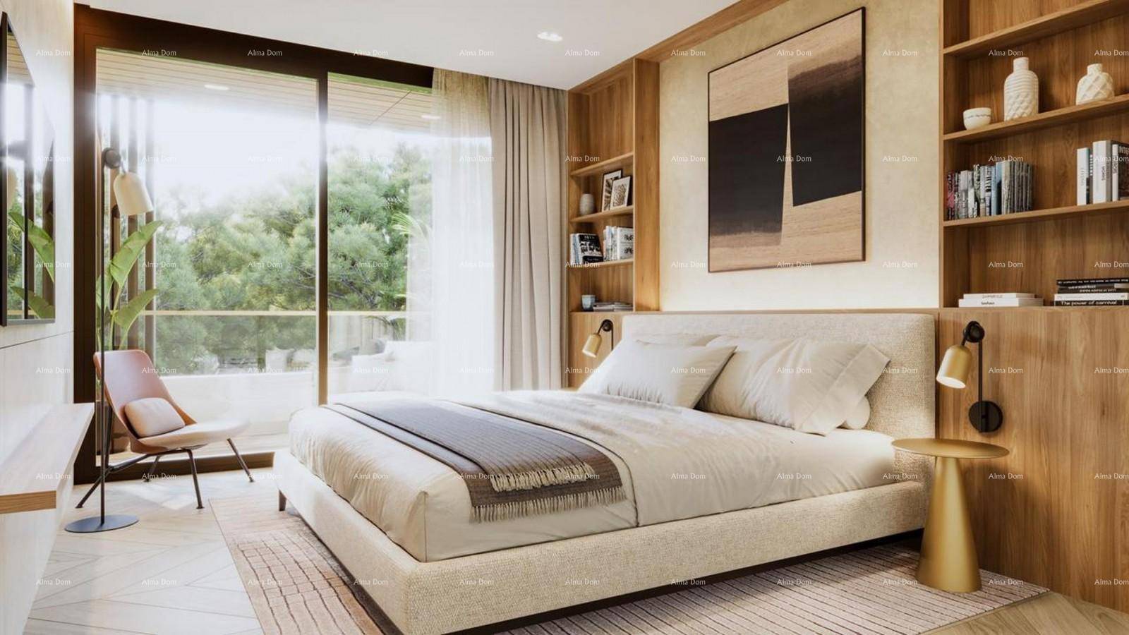Helles Schlafzimmer mit Holzeinbauten, großem Bett und Zugang zum Balkon.
