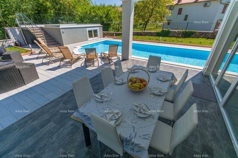 Großer Esstisch auf der überdachten Terrasse, ideal für Mahlzeiten im Freien mit Poolblick.
