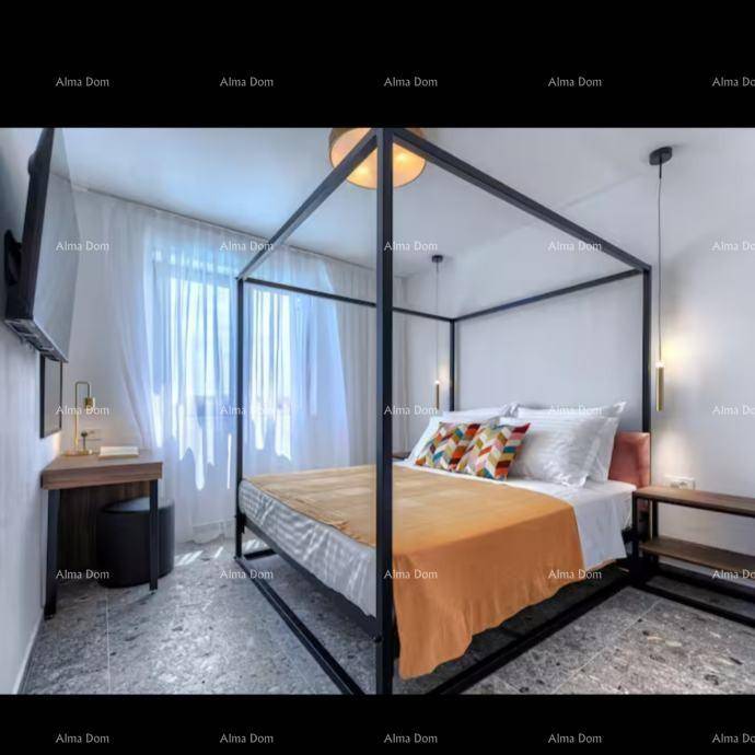 Gemütliches Schlafzimmer mit modernem Himmelbett, stilvoller Beleuchtung und Vorhängen.