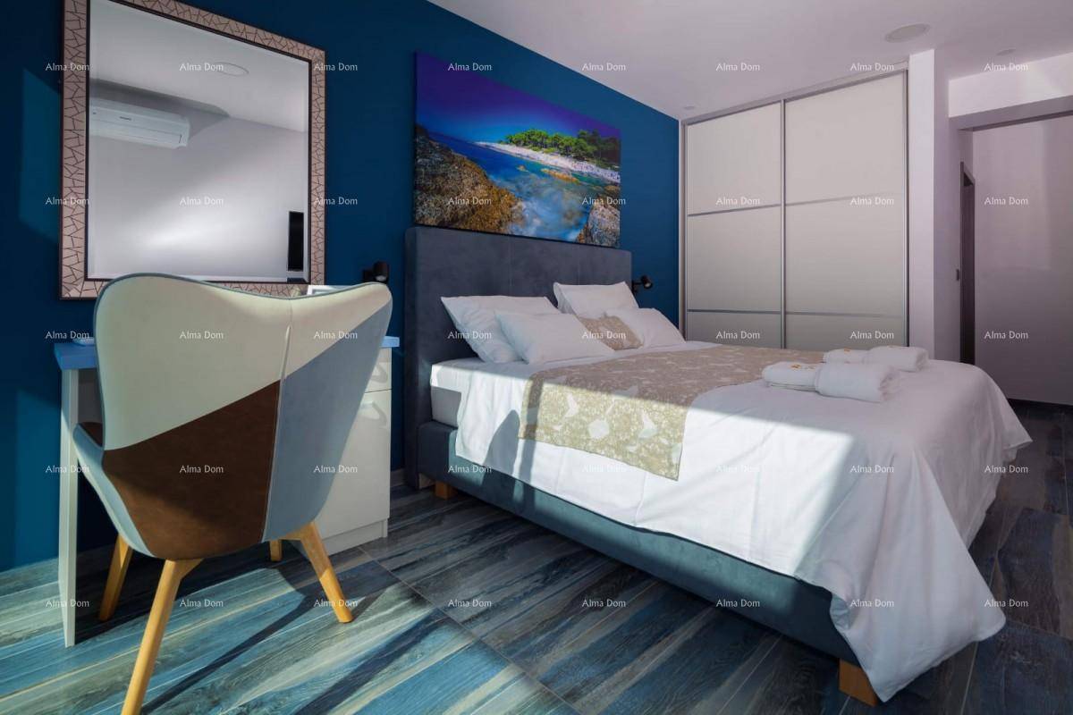 Helles Schlafzimmer mit blauen Wänden, Holzboden, großem Bett und integriertem Kleiderschrank.