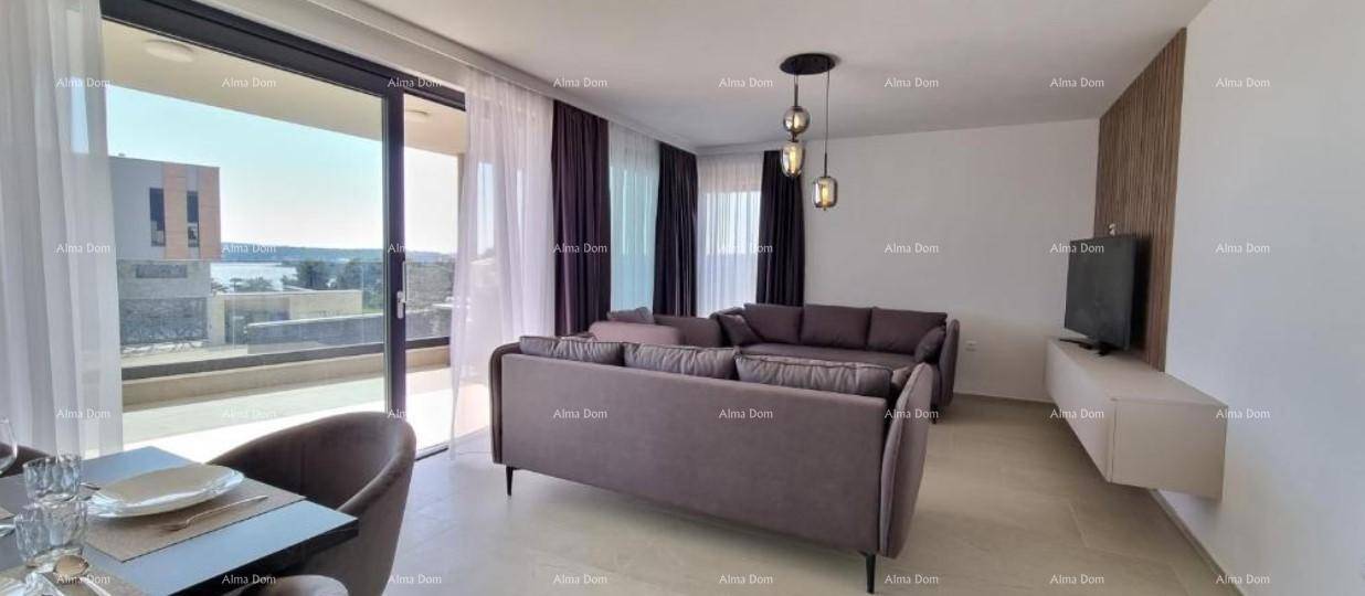Heller Wohnbereich mit bequemen Sofas und großen Glasschiebetüren, die zu einem Außenbereich führen.