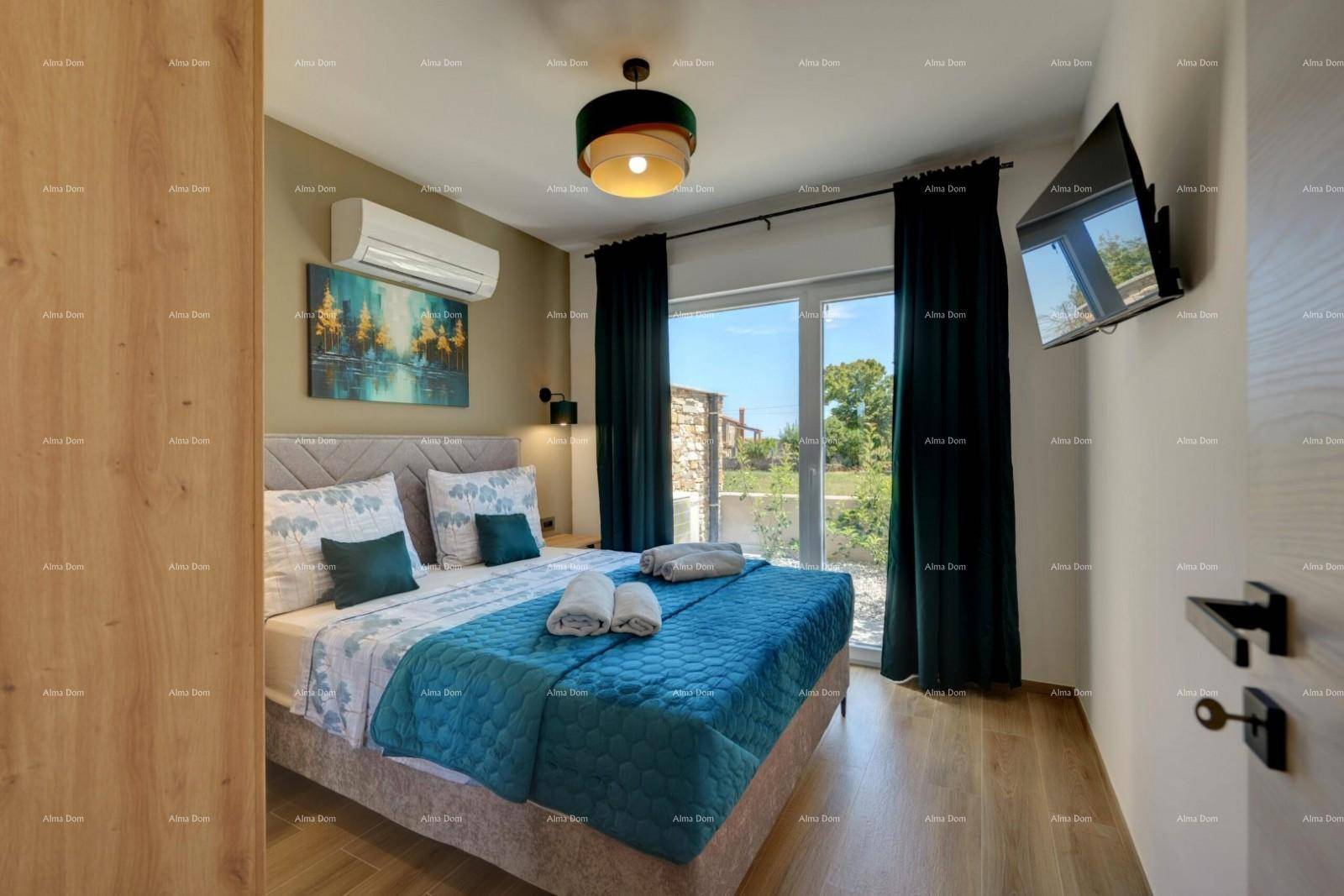 Modernes Schlafzimmer mit Doppelbett, Klimaanlage und großen Fenstern zum Garten.