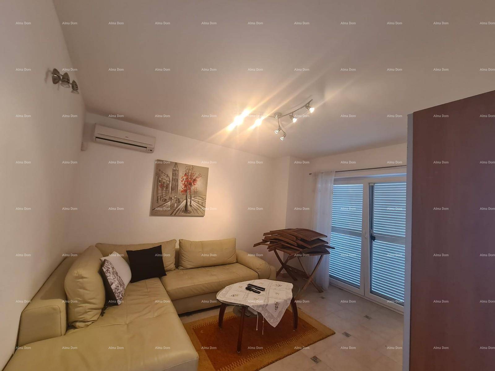 Gemütliches Wohnzimmer mit Ecksofa, Klimaanlage und Fenster mit Jalousien.