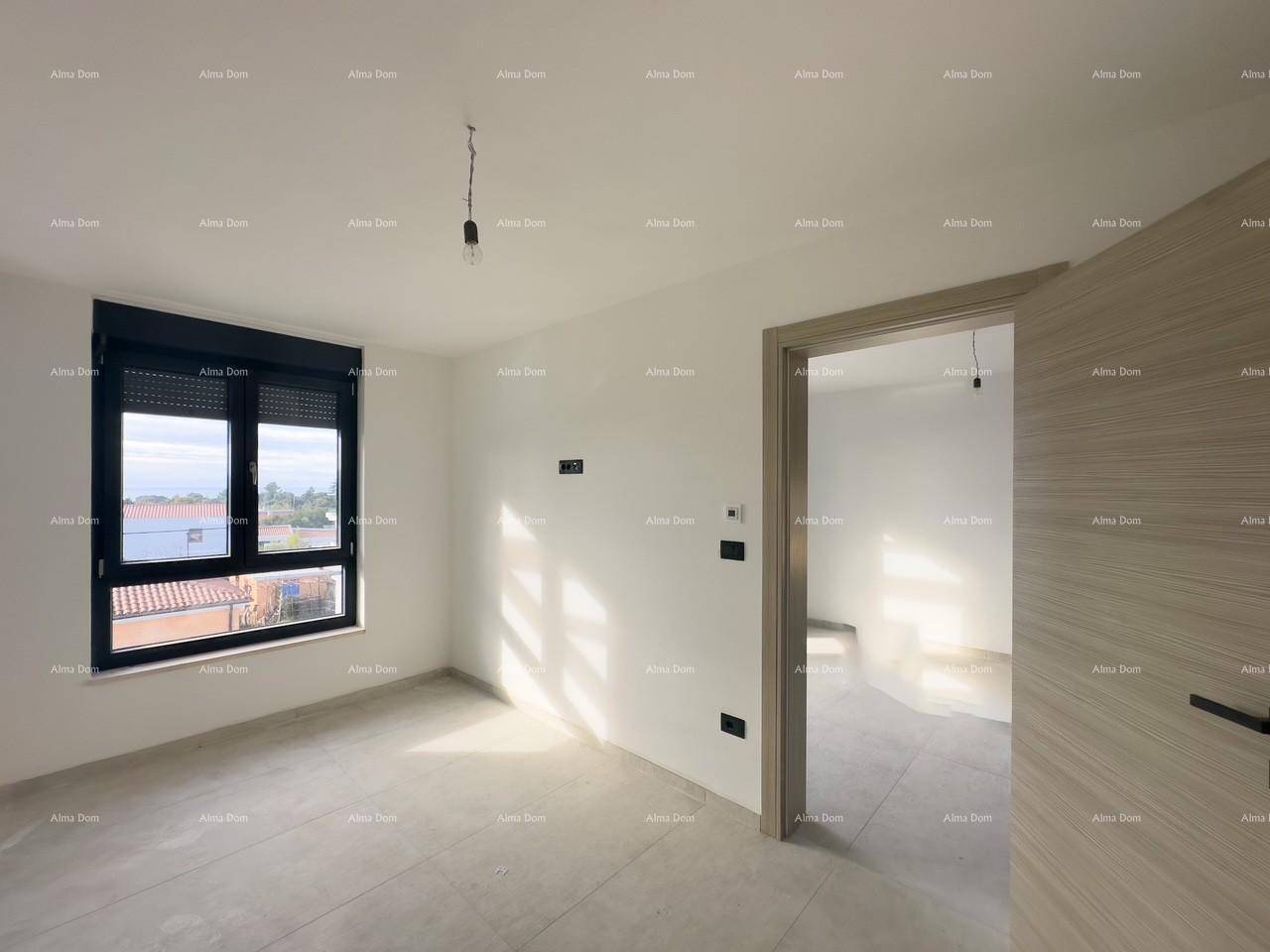 Lichtdurchflutetes Schlafzimmer mit großen Fenstern und hellem Fliesenboden.
