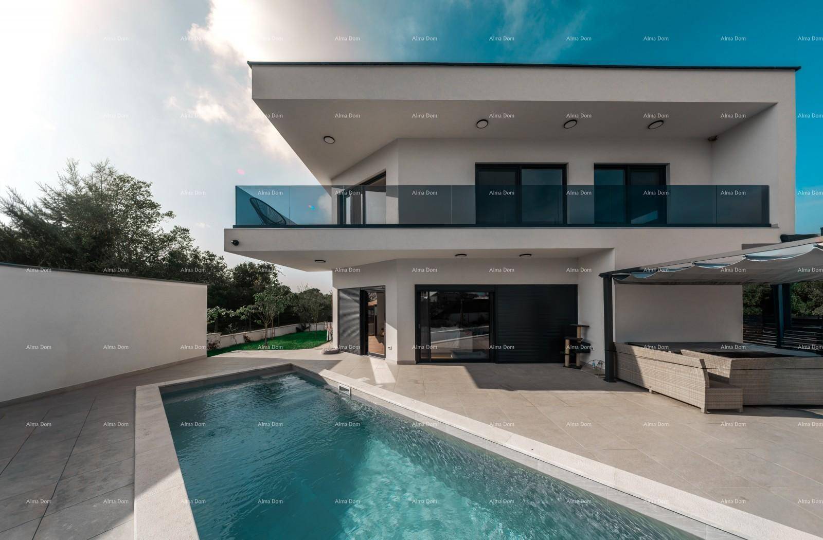 Moderne Villa mit großem Pool und weitläufiger, gepflasterter Terrasse unter blauem Himmel.