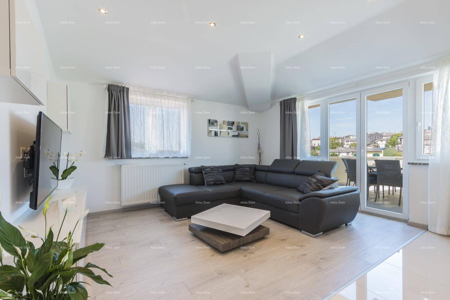 Lichtdurchflutetes Wohnzimmer mit Zugang zu einer Außenterrasse, ausgestattet mit einem bequemen Sofa.