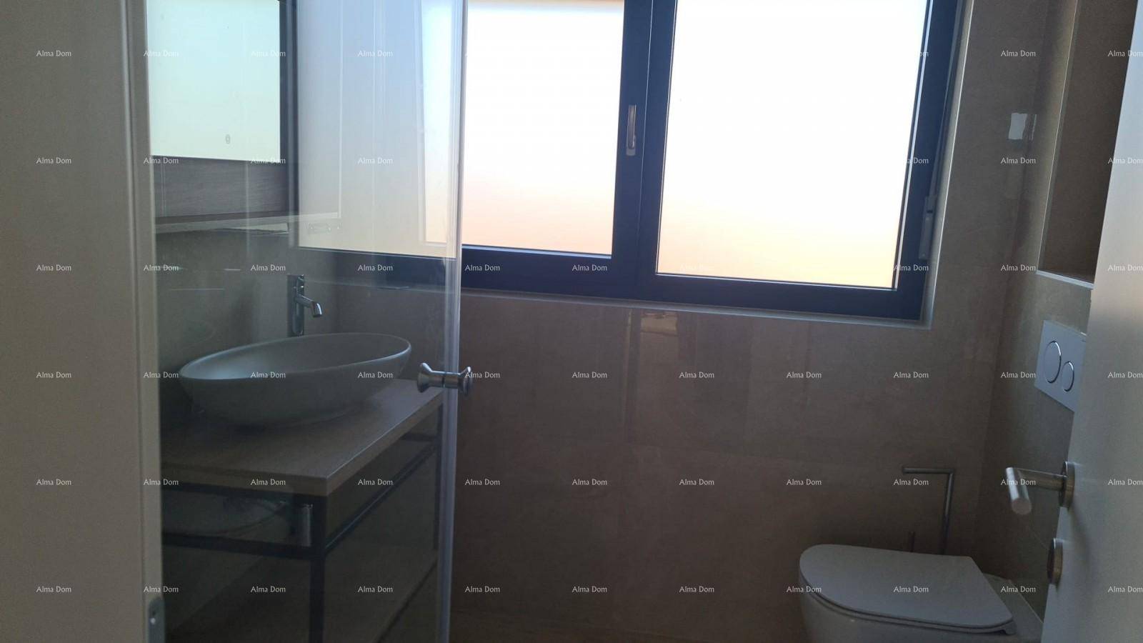Modernes Badezimmer mit Waschbecken, wandhängender Toilette und großem Fenster für Tageslicht.