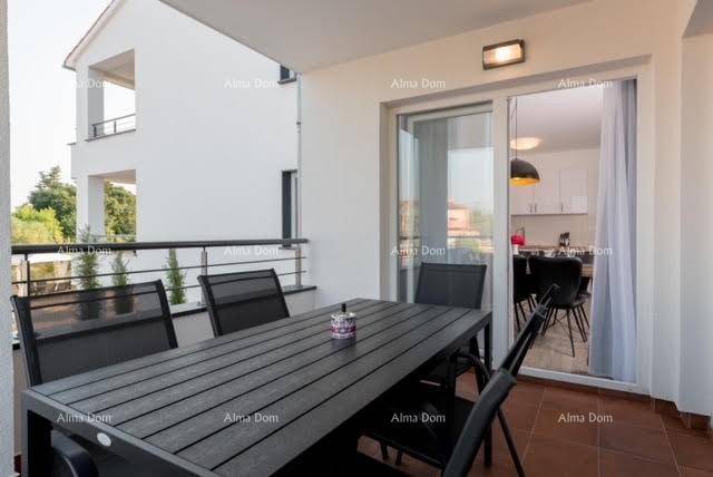 Möblierter Balkon mit Esstisch und Stühlen, ideal für Mahlzeiten im Freien.