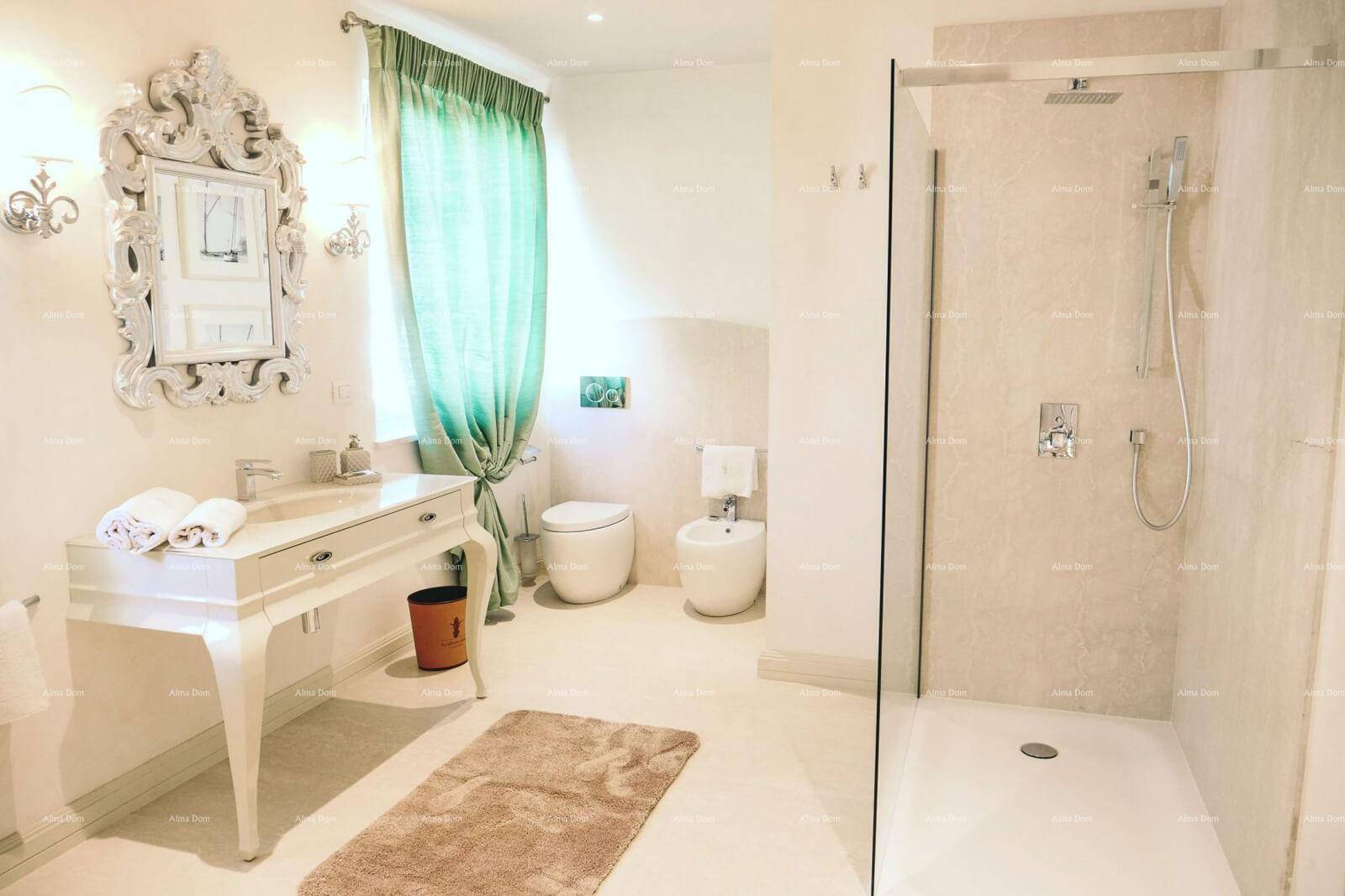 Helles Badezimmer mit moderner Dusche, WC, Bidet und elegantem Waschtisch mit Spiegel.
