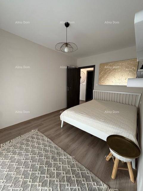 Gemütliches Schlafzimmer mit Holzboden, weißem Bett und dezenter Wandkunst.