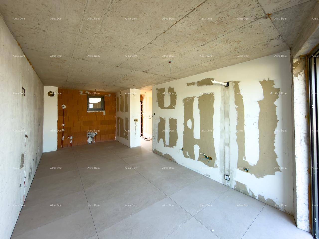 Raum im Rohbau mit Fliesenboden, unverputzten Wänden und vorbereiteten Installationen für die Küche.