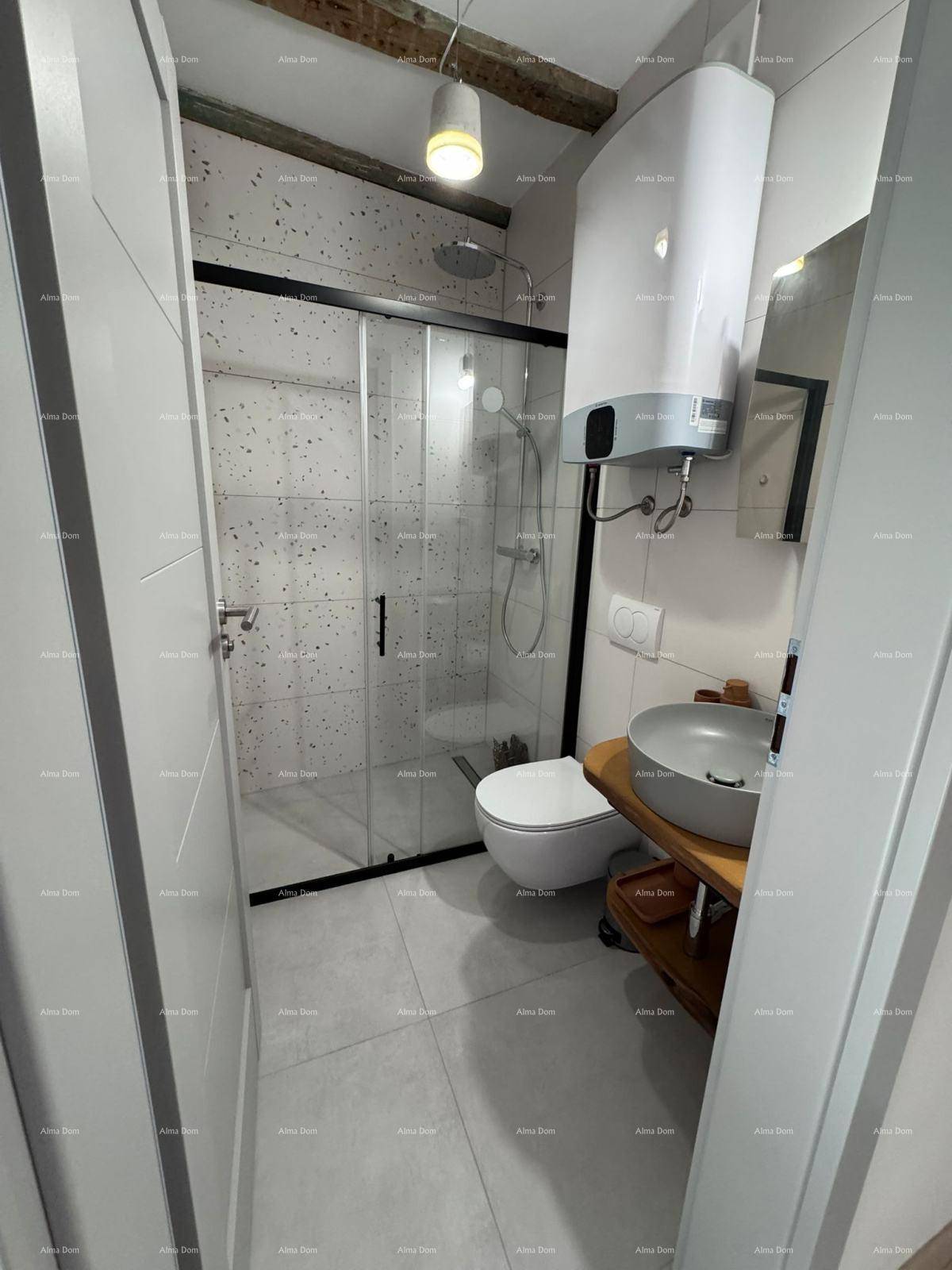 Modernes Badezimmer mit begehbarer Dusche, Hänge-WC und stilvollem Waschbecken.
