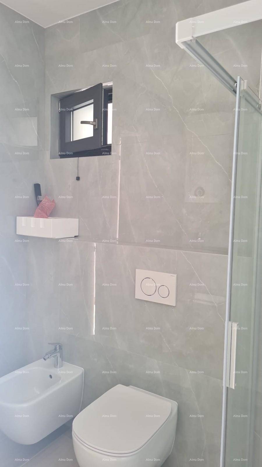 Modernes Badezimmer mit Wand-WC, Bidet, Duschkabine und Fenster für natürliche Belüftung.
