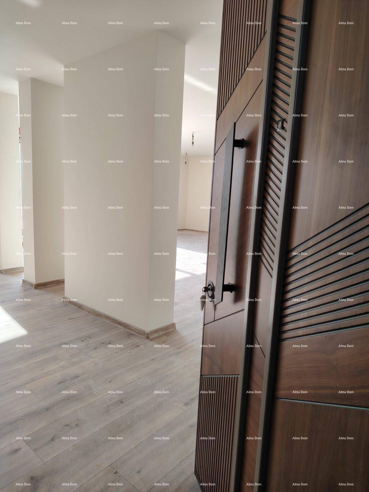 Moderne Eingangstür aus Holz, die in einen hellen Wohnbereich mit Holzboden führt.