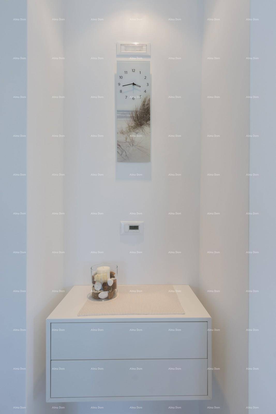 Moderner Flur mit schwebendem Wandregal und dekorativer Uhr, minimalistisch gestaltet.