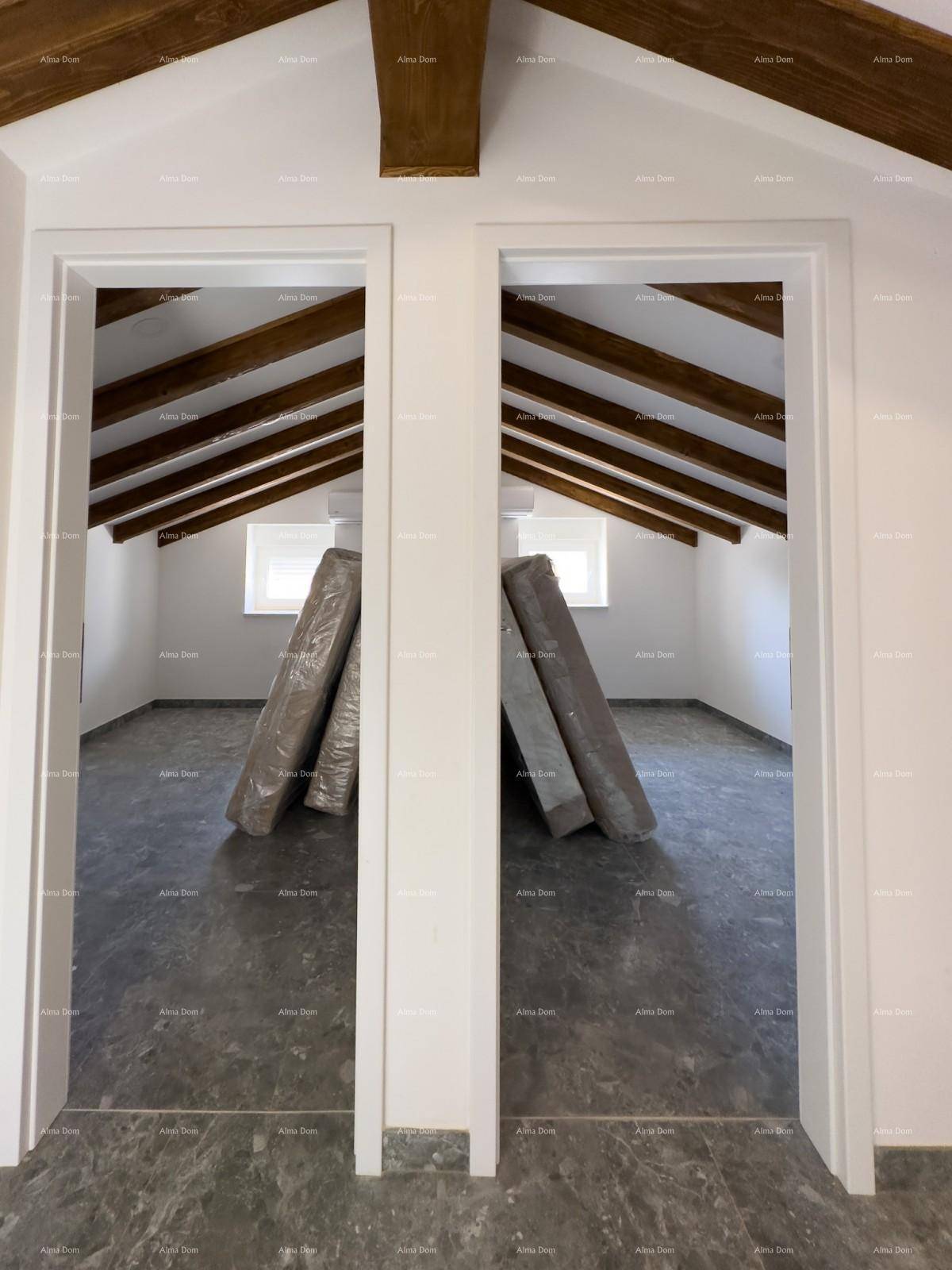 Zwei Türen führen zu Schlafzimmern im Dachgeschoss mit sichtbaren Holzbalken und schrägen Decken.