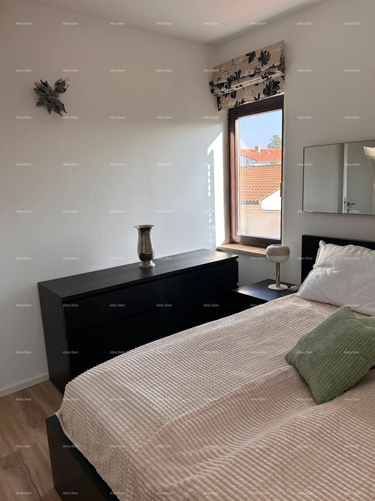 Schlafzimmer mit Fenster, Doppelbett und Nachttischlampe.