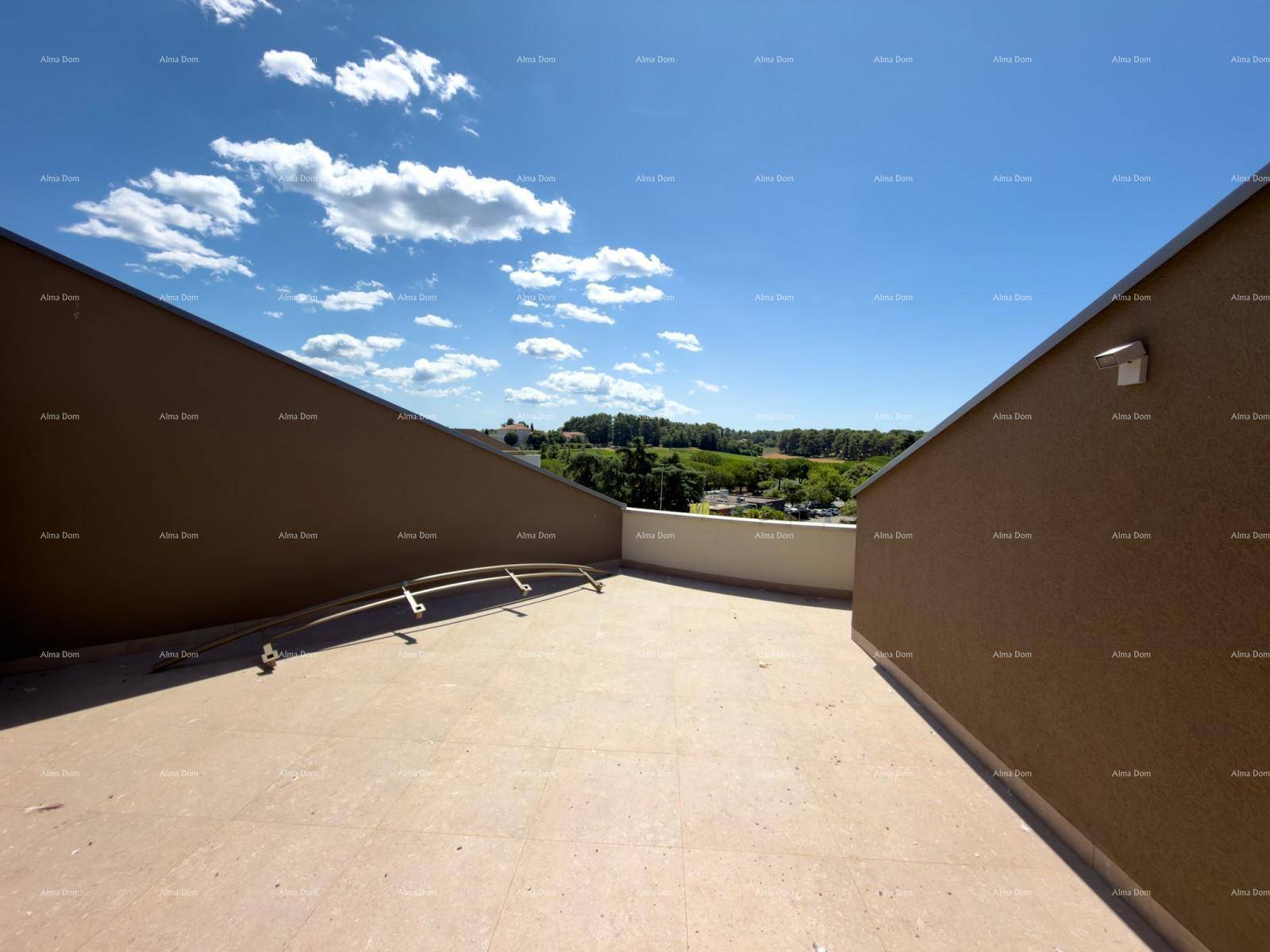 Weitläufige Dachterrasse mit Fliesenboden und Panoramablick auf grüne Hügel.