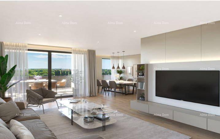 Heller Wohn- und Essbereich mit modernem Design, Holzboden und Zugang zur Terrasse.