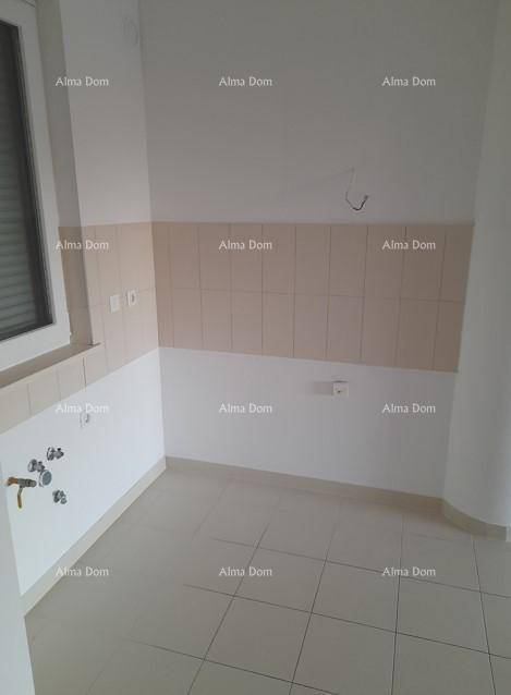 Leere Küche mit Fliesenboden, gefliestem Spritzschutz und Fenster.