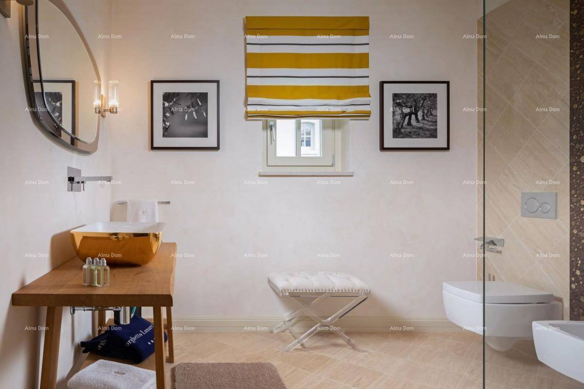 Helles Badezimmer mit modernem Waschtisch, Spiegel und Fenster, das viel Tageslicht hereinlässt.