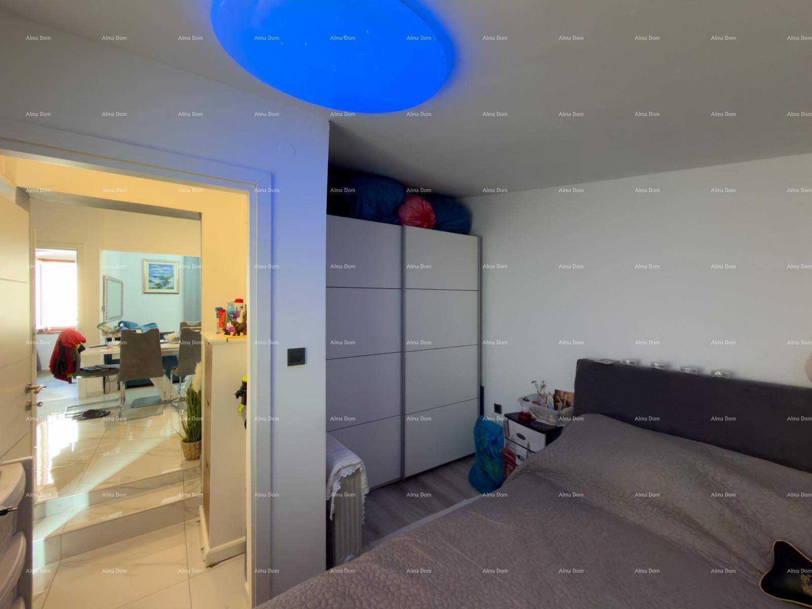 Schlafzimmer mit Kleiderschrank und offenem Zugang zu einem hellen Wohnbereich.