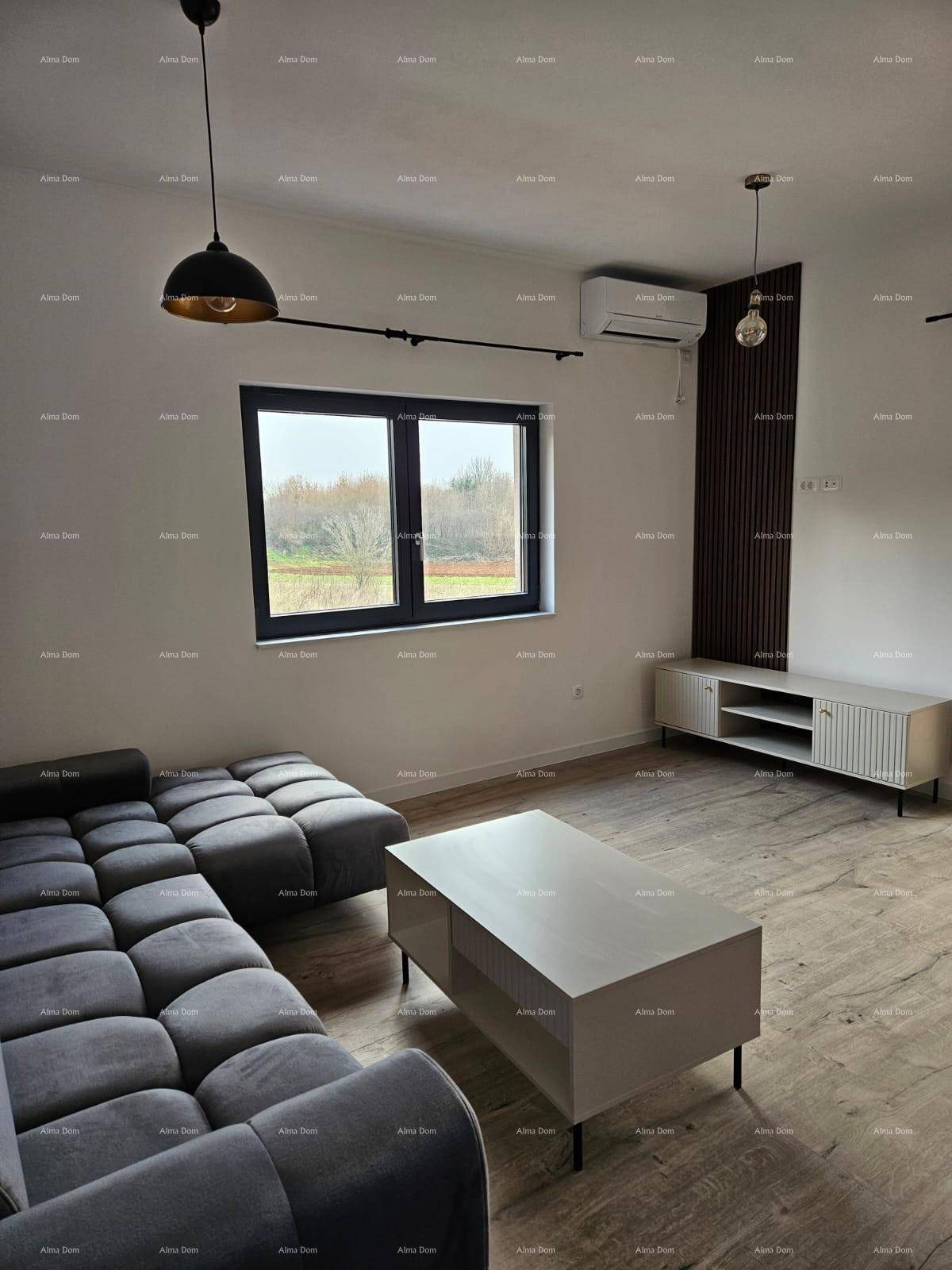 Helles Wohnzimmer mit modernem Sofa, Couchtisch und Klimaanlage.