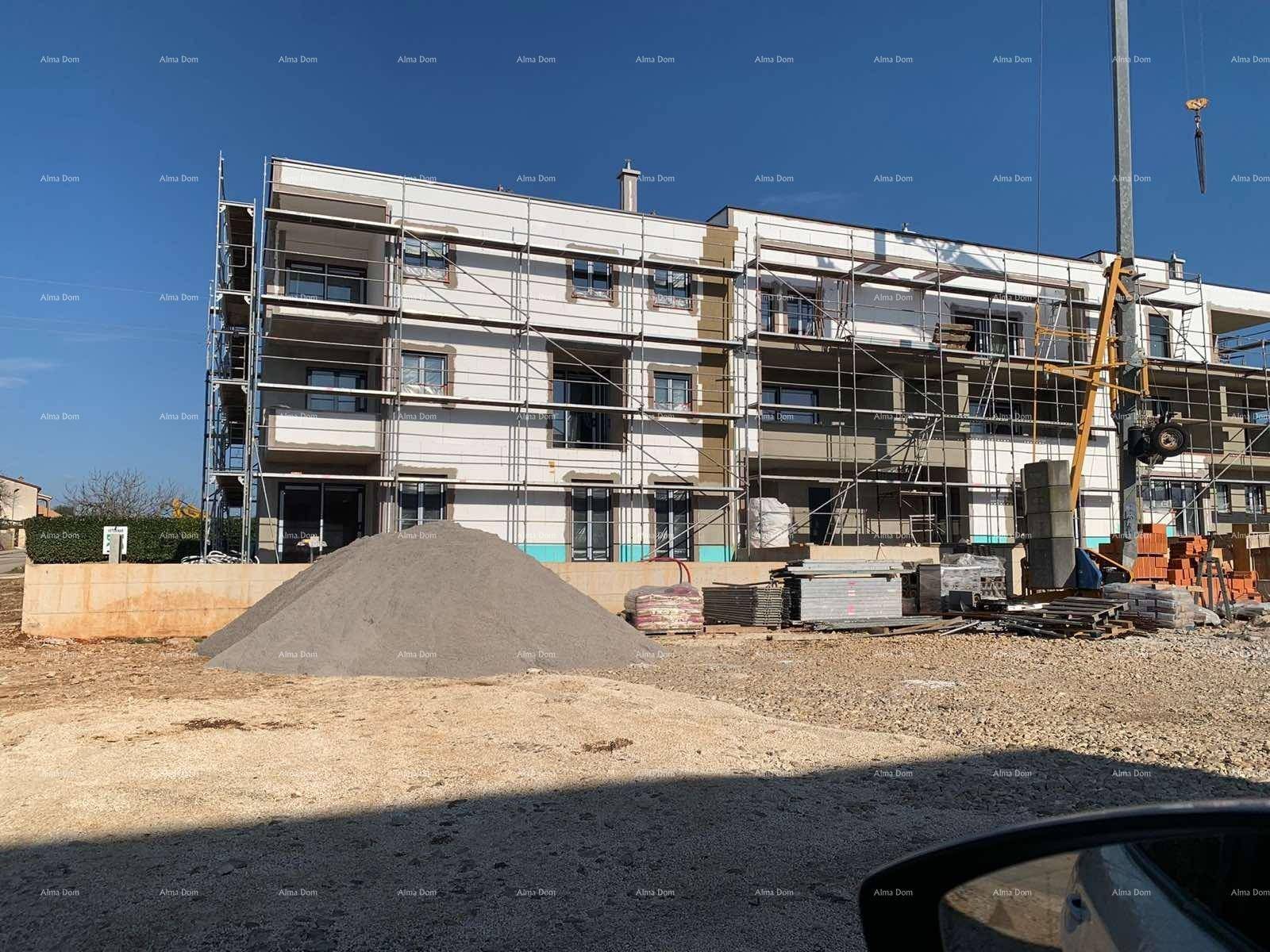 Neubau im Bau mit Gerüst, weißer Fassade und Baustellenmaterialien auf dem Gelände.