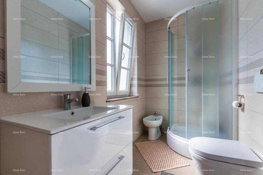 Modernes Badezimmer mit Duschkabine, Bidet, Einzelwaschbecken und Fenster für Tageslicht.