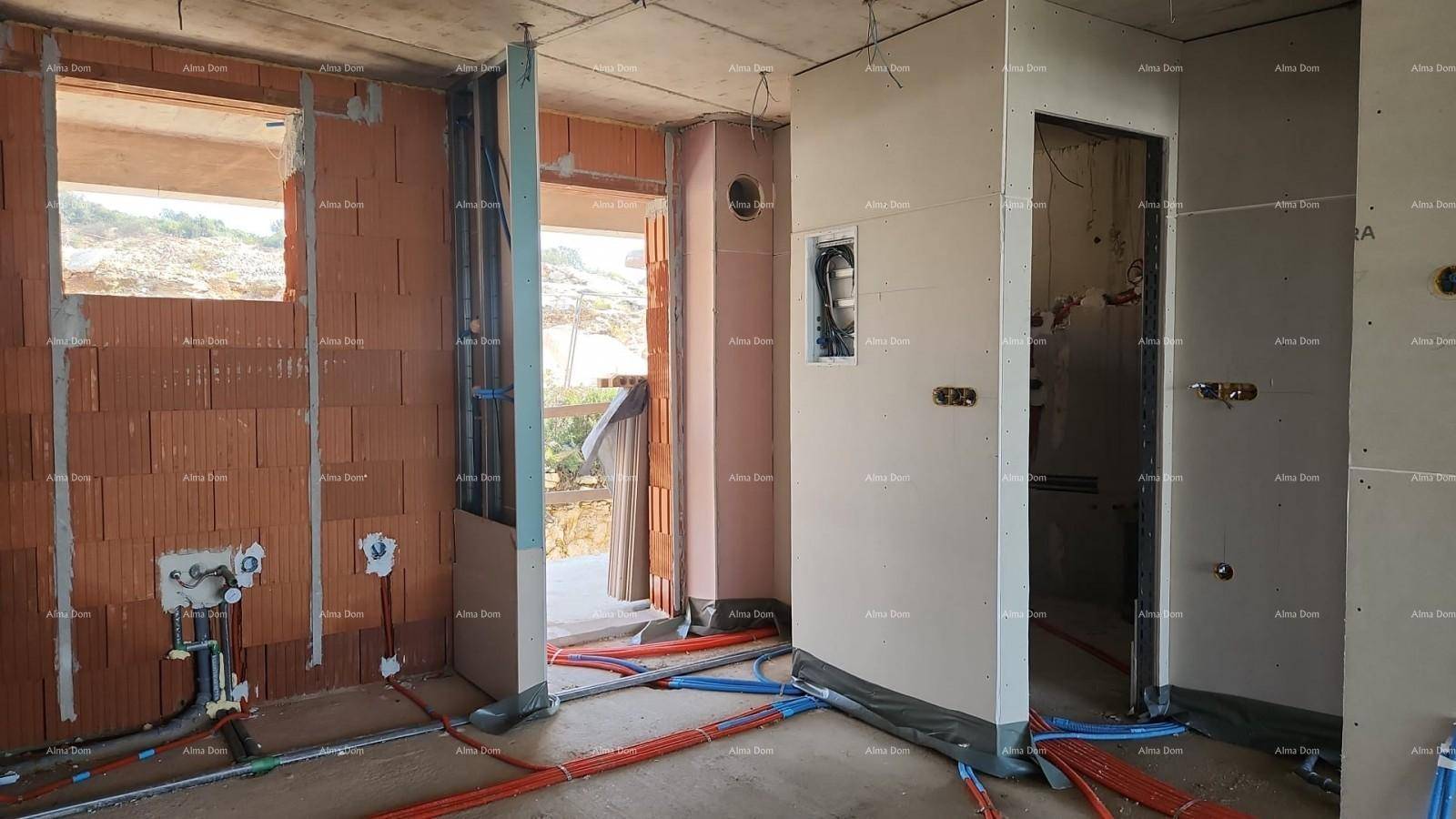 Innenraum im Rohbau mit Ziegelwänden, sichtbaren Leitungen und mehreren Türöffnungen.