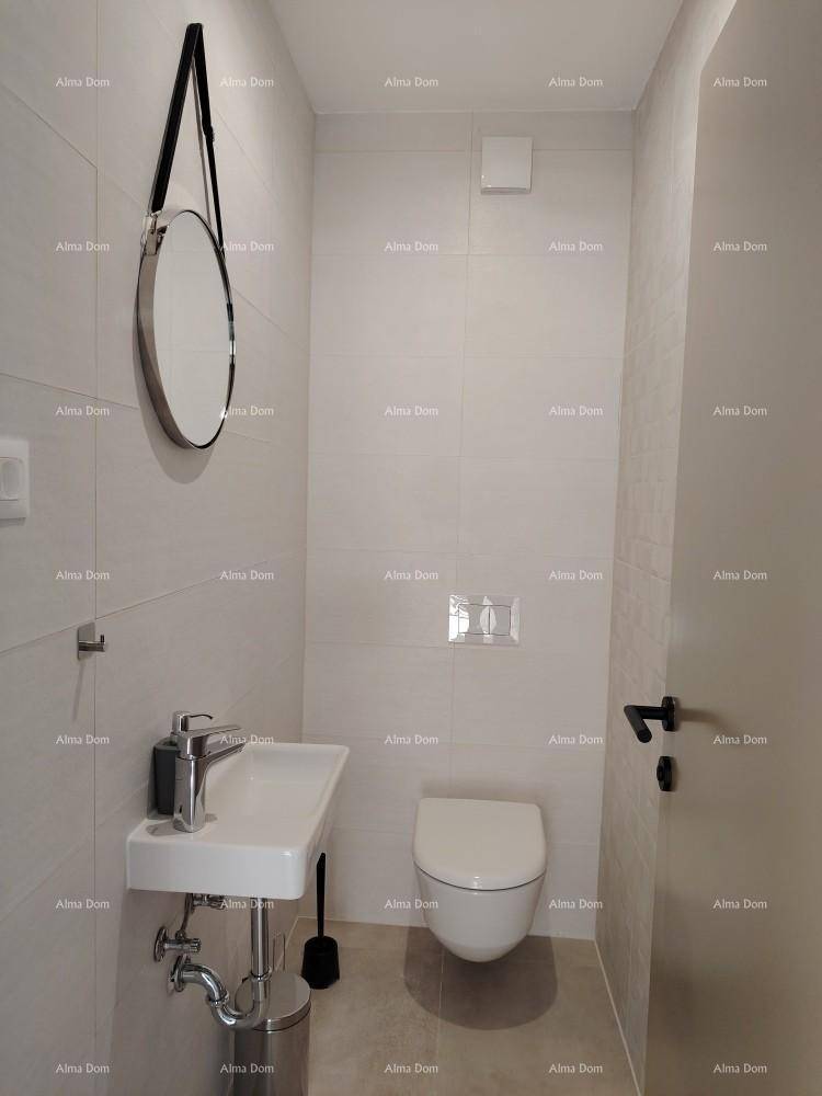 Helles Gäste-WC mit modernem Design, rundem Spiegel und Wand-WC.