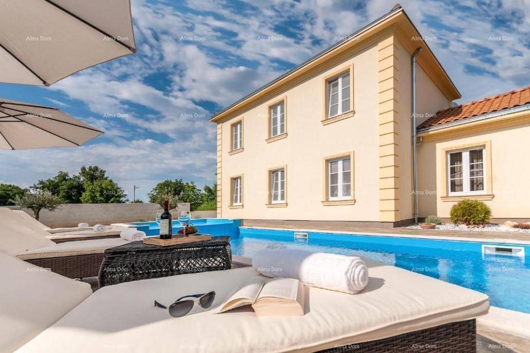 Entspannungsbereich am Pool mit bequemen Liegen, Sonnenschirmen und Blick auf die Villa.