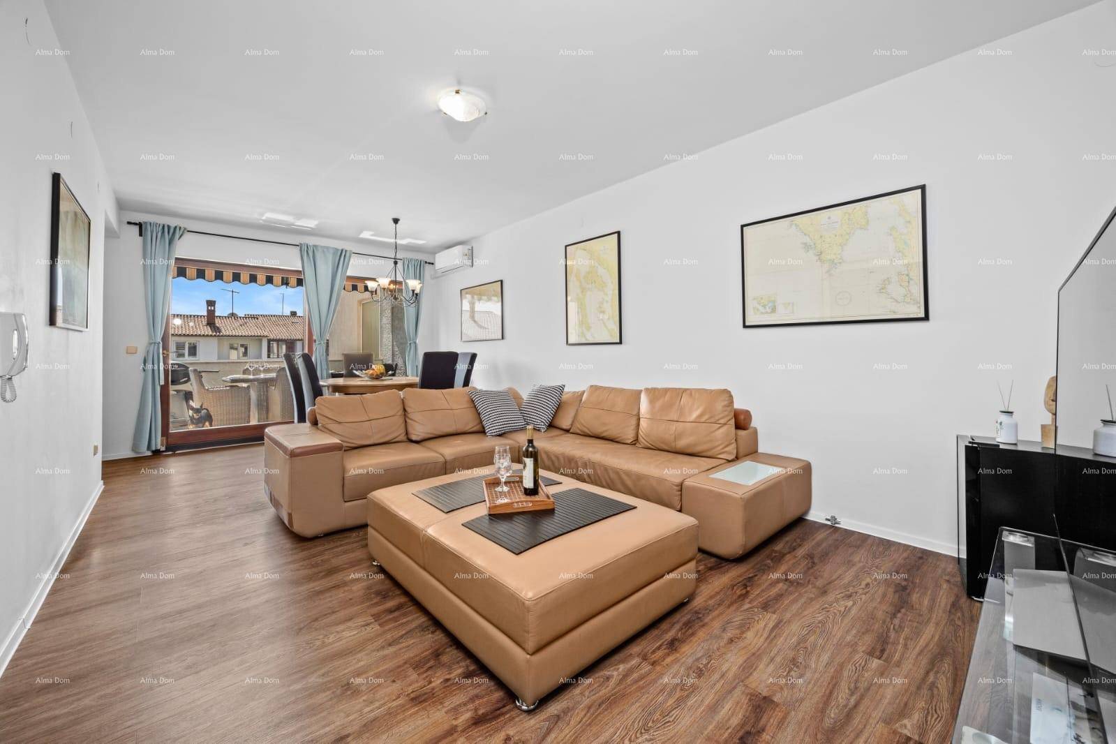 Offener Wohn- und Essbereich mit beigem Sofa, Esstisch und Zugang zum Balkon, hell und geräumig.