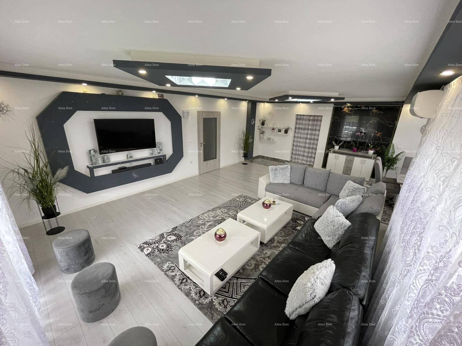 Heller und geräumiger Wohnbereich mit modernem Sofa, Couchtischen und stilvoller Deckenbeleuchtung.