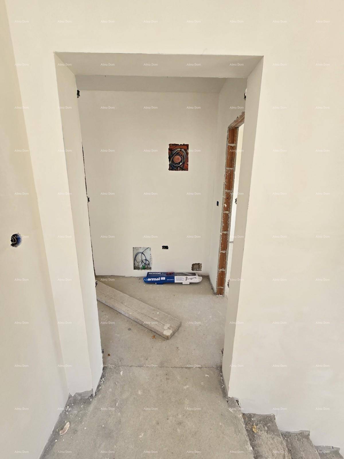 Unfertiger kleiner Raum mit sichtbaren Installationen, möglicherweise für ein Gäste-WC oder einen Abstellraum.