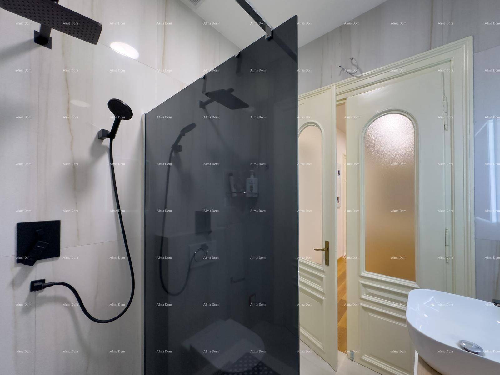 Modernes Badezimmer mit begehbarer Dusche, Waschbecken und stilvollen Armaturen.