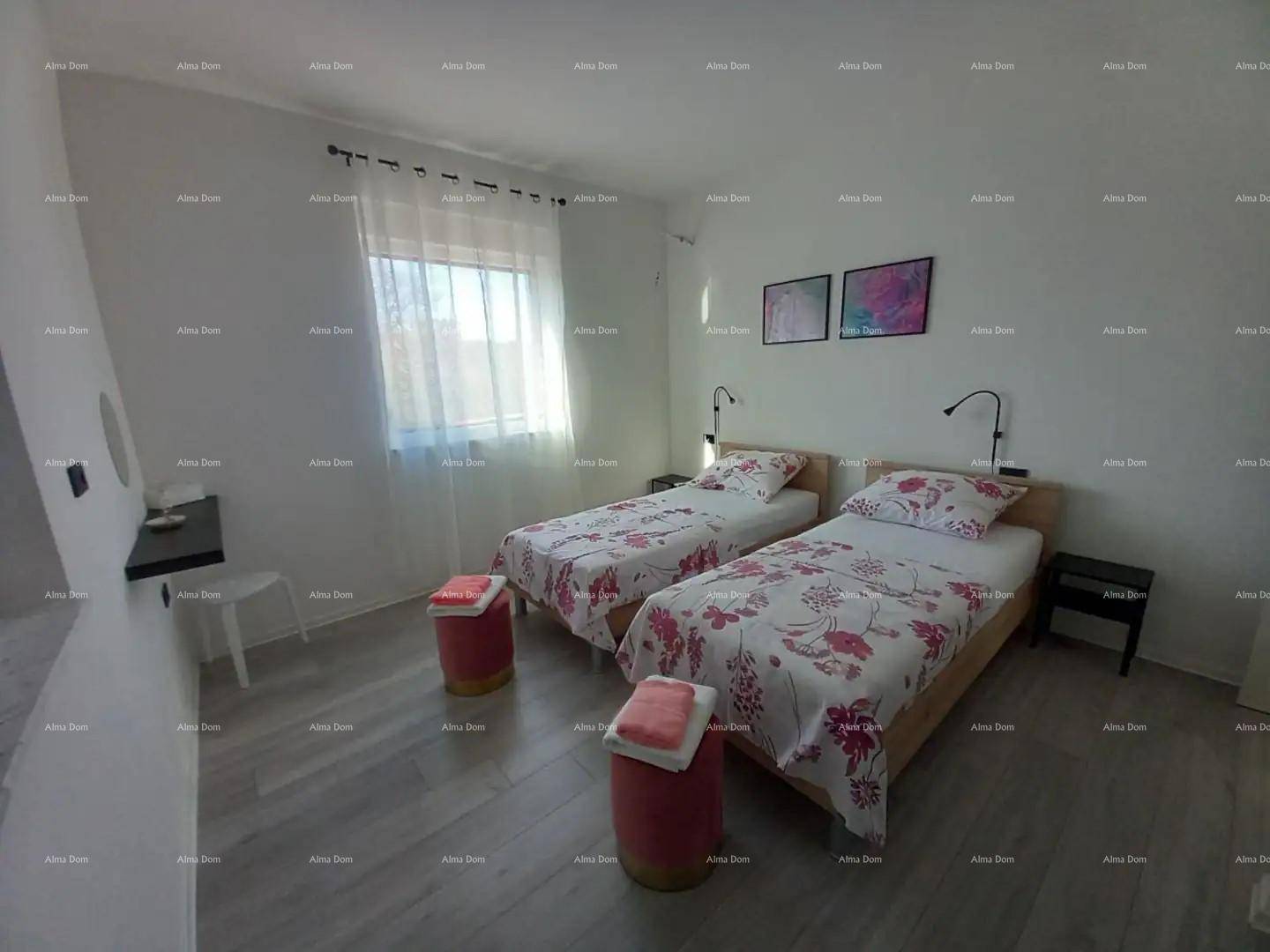Schlafzimmer mit zwei Einzelbetten, Fenster und moderner, freundlicher Einrichtung.