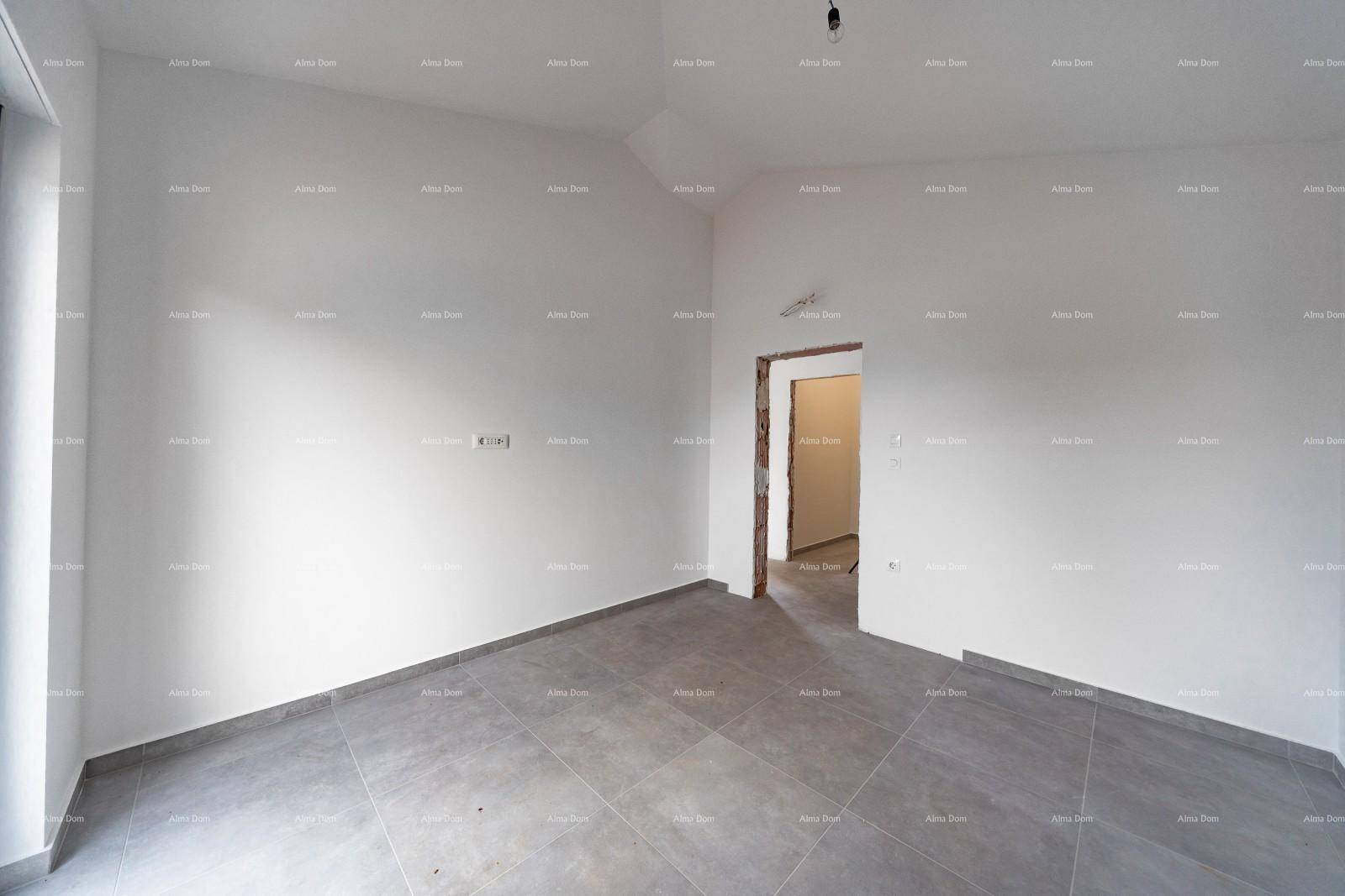 Helles Zimmer im Neubau mit grauen Fliesen und Blick in angrenzende Räume.