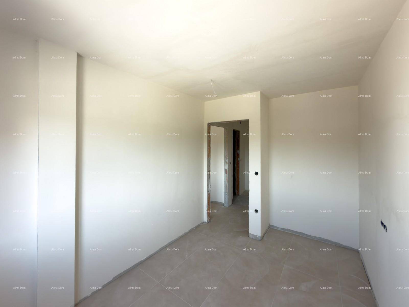Geräumiges, unfertiges Schlafzimmer mit hellem Fliesenboden und Zugang zu einem weiteren Raum.