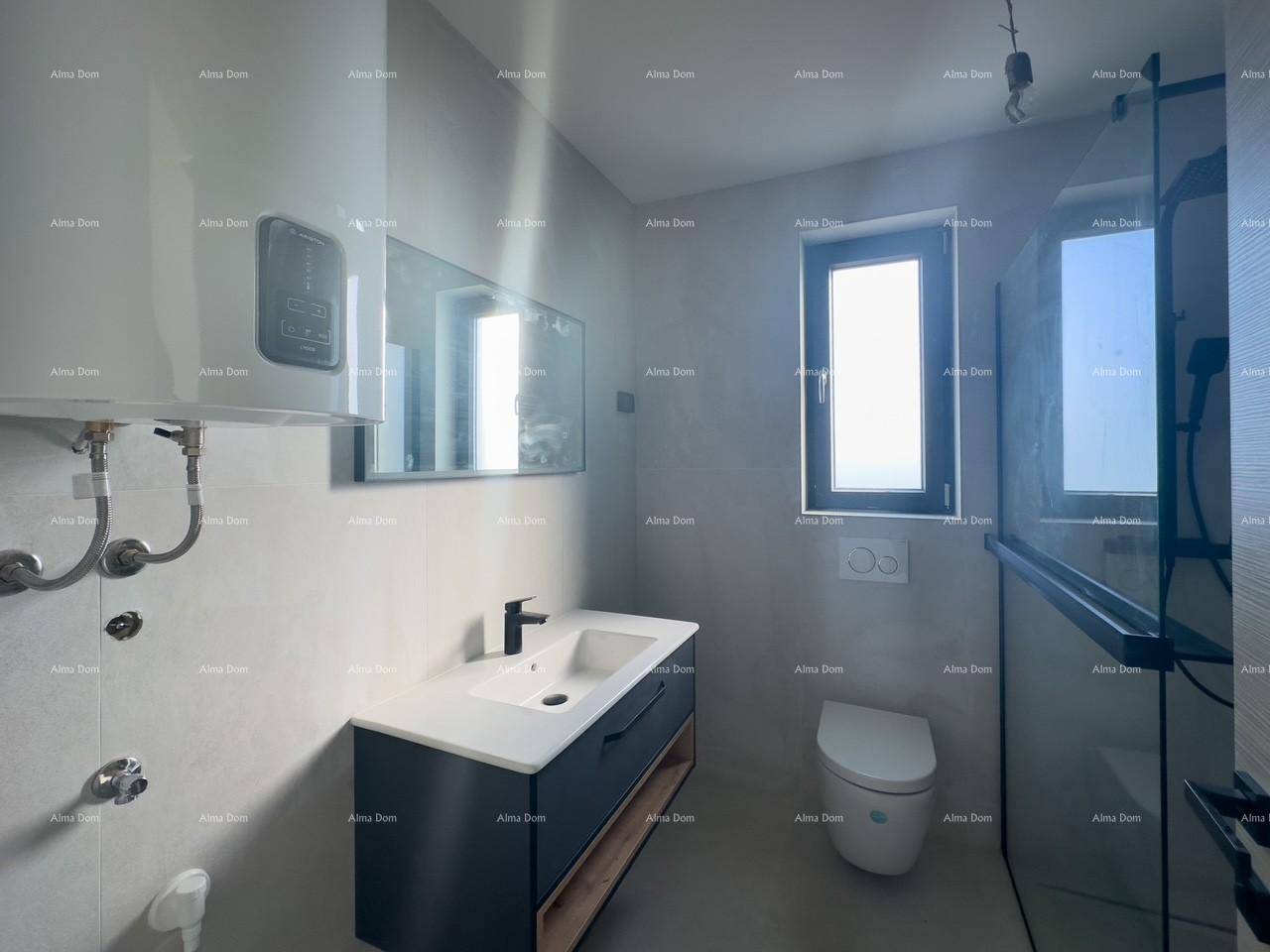 Modernes Badezimmer mit Waschtisch, wandhängendem WC und Duschbereich.