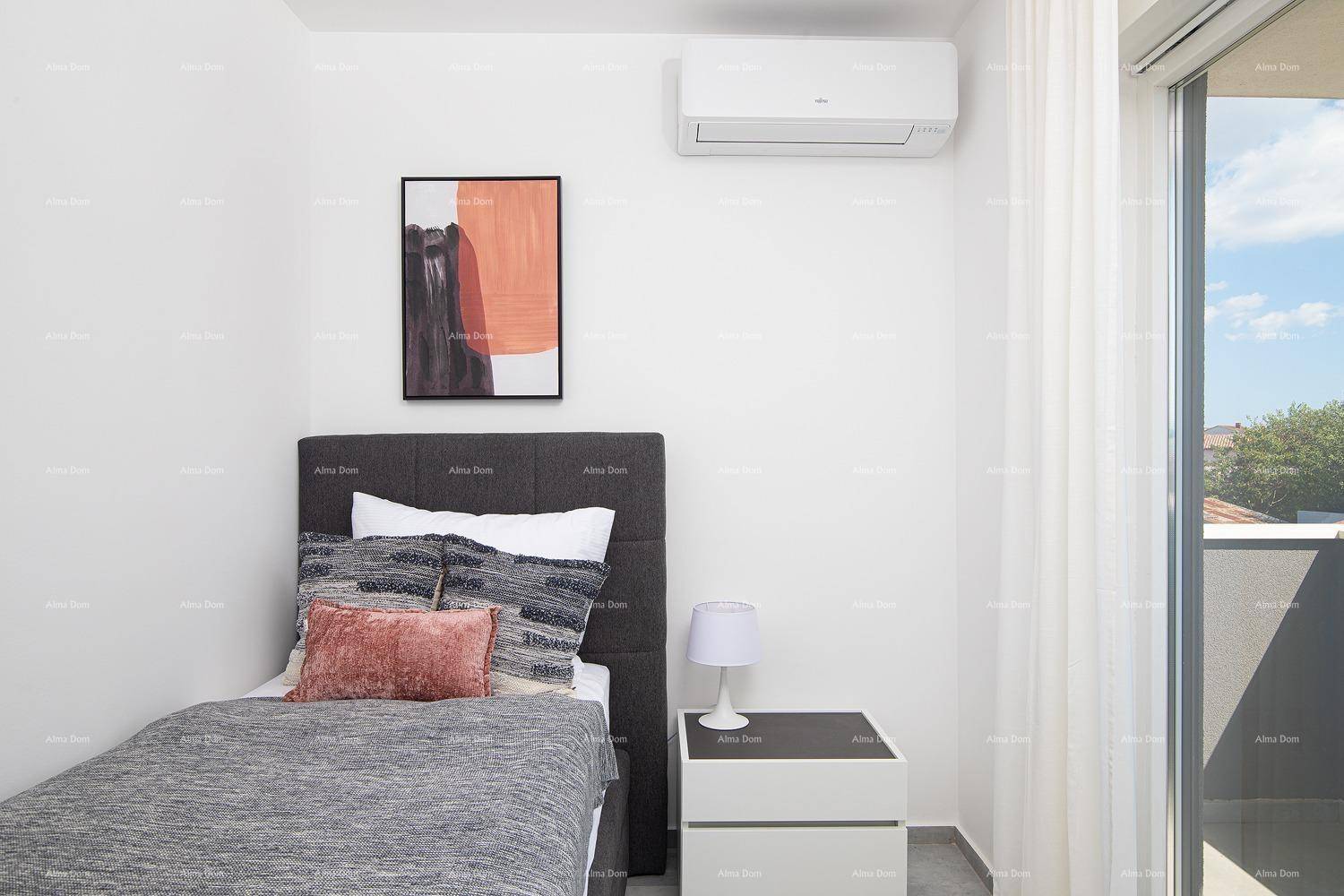 Helles Schlafzimmer mit Einzelbett, Klimaanlage und Zugang zu einem Außenbereich.