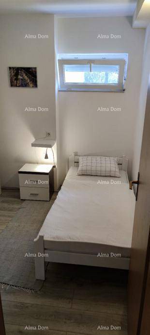 Helles Schlafzimmer mit Einzelbett, Nachttisch und Fenster für natürliches Licht.