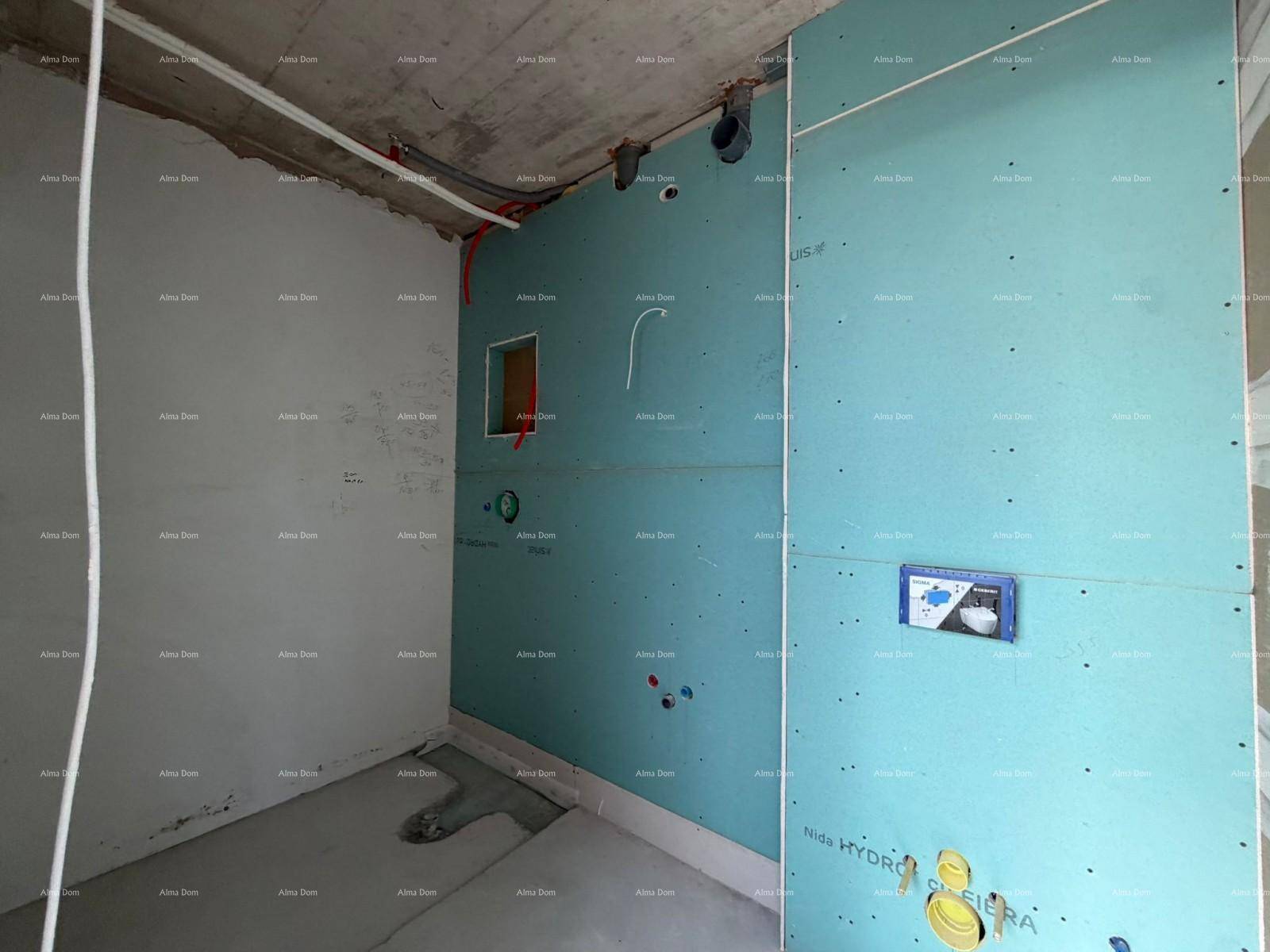 Badezimmer im Rohbau mit grünen Trockenbauwänden und vorbereiteten Sanitärinstallationen.
