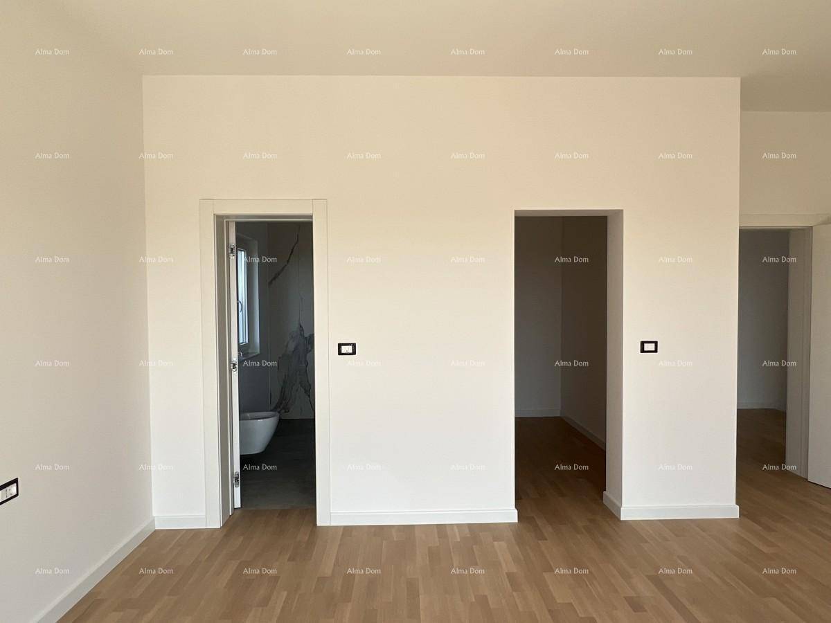 Heller Flur mit Eichenparkettboden und offenem Zugang zu einem modernen Badezimmer.