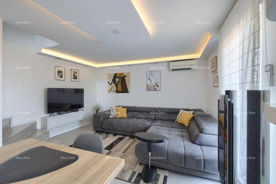 Modernes Wohnzimmer mit großem Ecksofa, Fernseher und indirekter Deckenbeleuchtung.