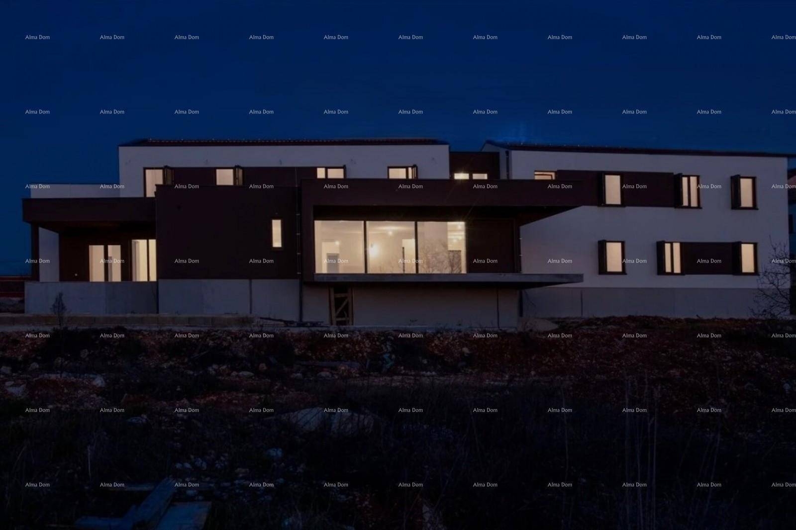 Nachtansicht des modernen Hauses mit beleuchteten Innenräumen und Fenstern unter dunklem Himmel.