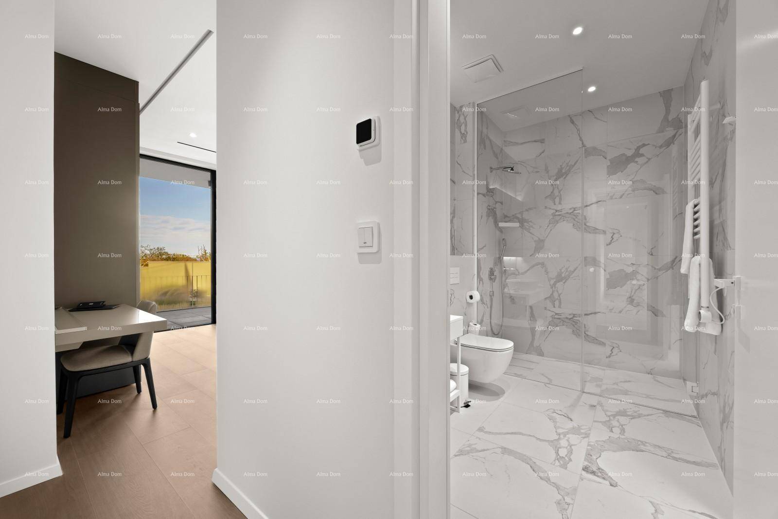 Blick in ein modernes Badezimmer mit Marmorfliesen und begehbarer Dusche.