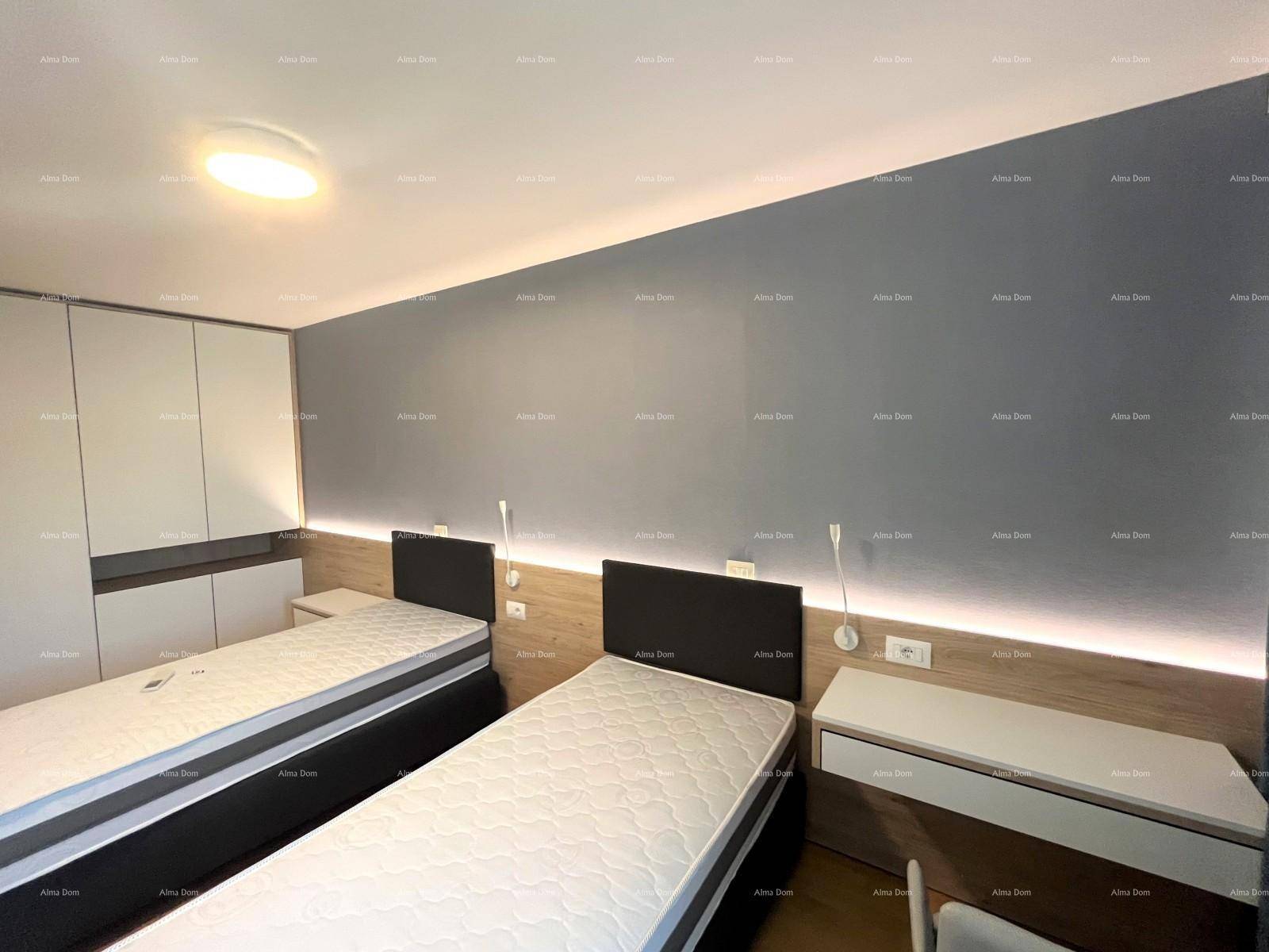 Modernes Schlafzimmer mit zwei Einzelbetten, integrierten Schränken und indirekter Beleuchtung.