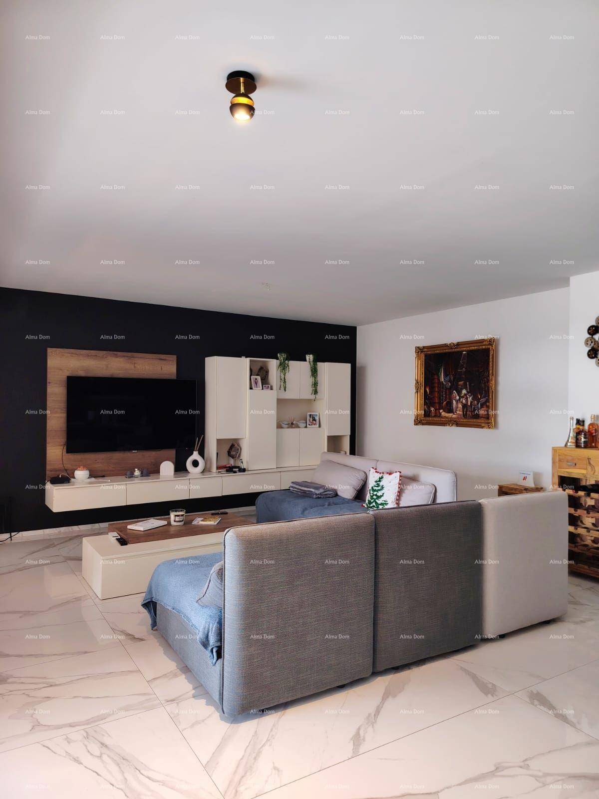 Geräumiges Wohnzimmer mit großem Sofa, modernem TV-Möbel und dunkler Akzentwand.