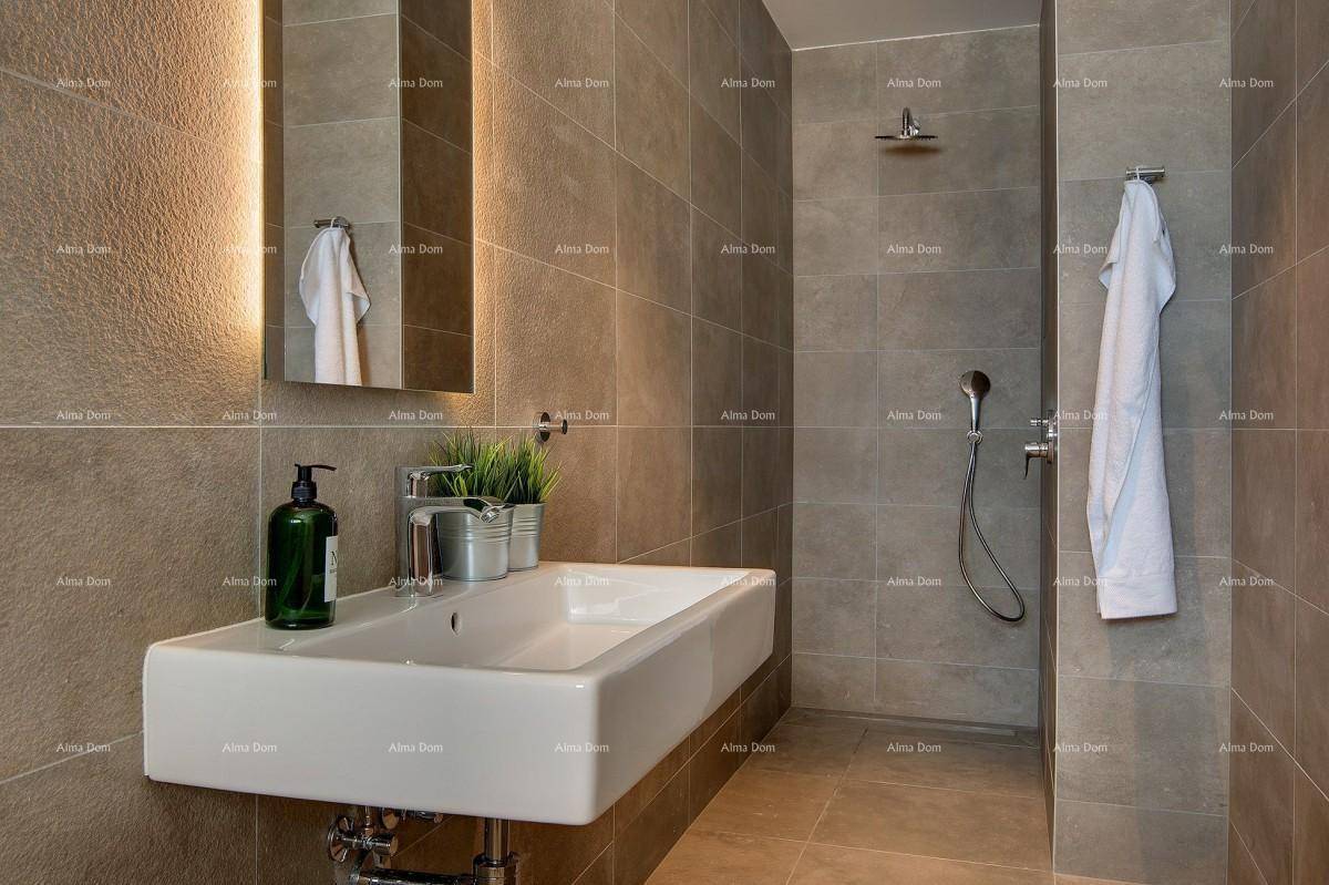 Modernes Badezimmer mit Dusche, Wandwaschbecken und braunen Fliesen.